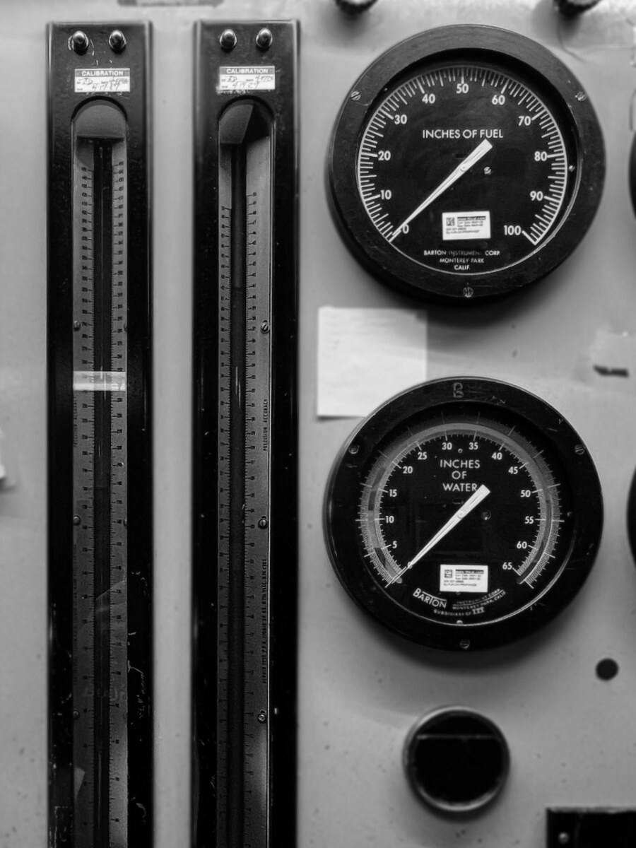 Manometer columns and pressure gauges on PAA Ohio test bench